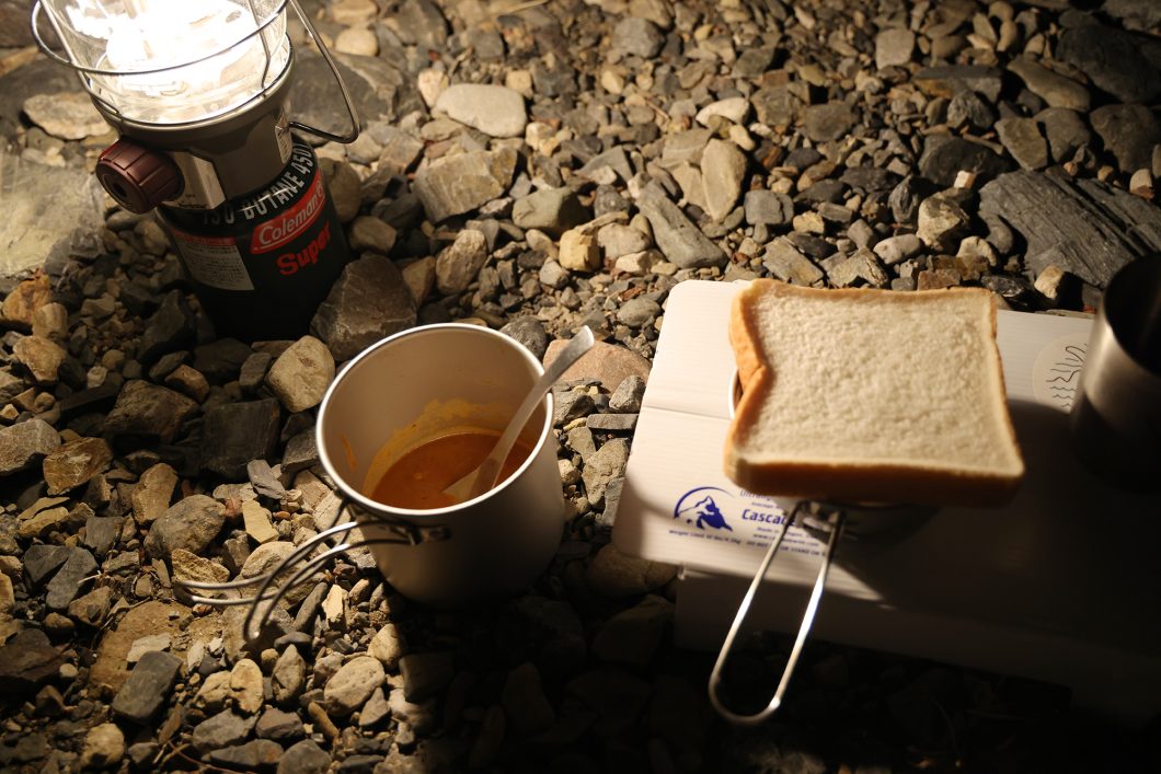 コールマンのガスランタン 2500ノーススターLPガスランタンで照らした夕食