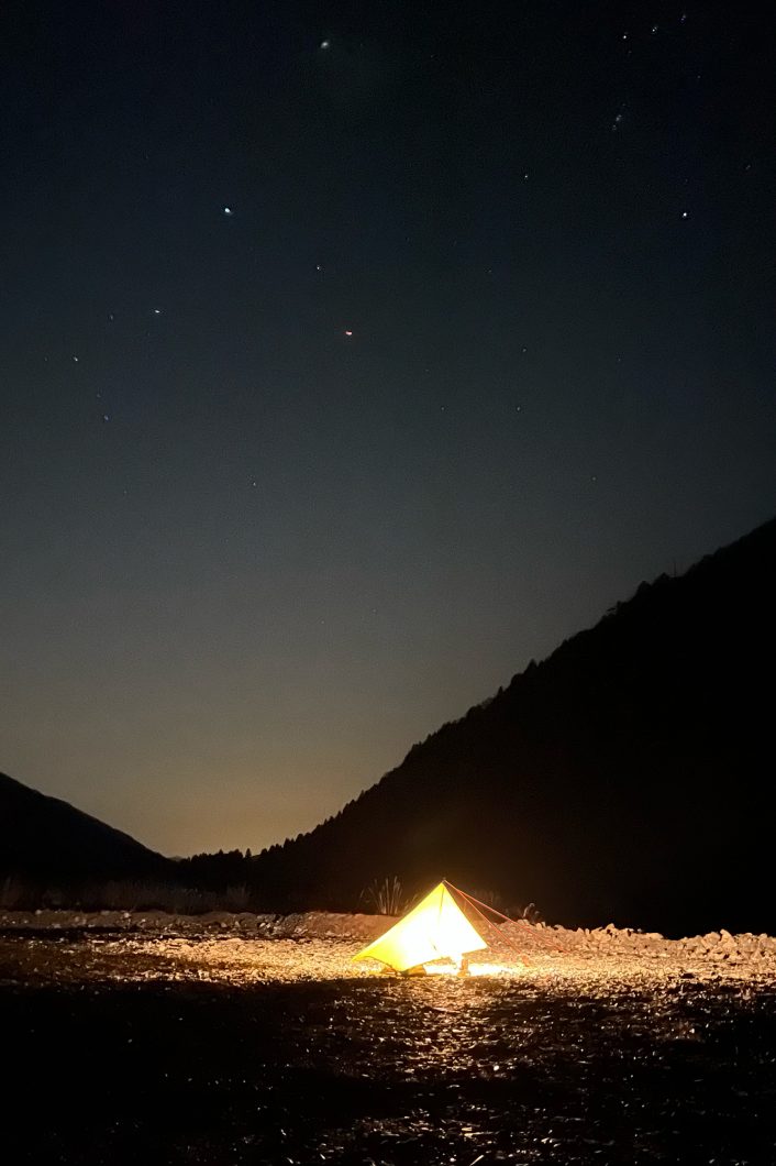 河原のキャンプ場の風景