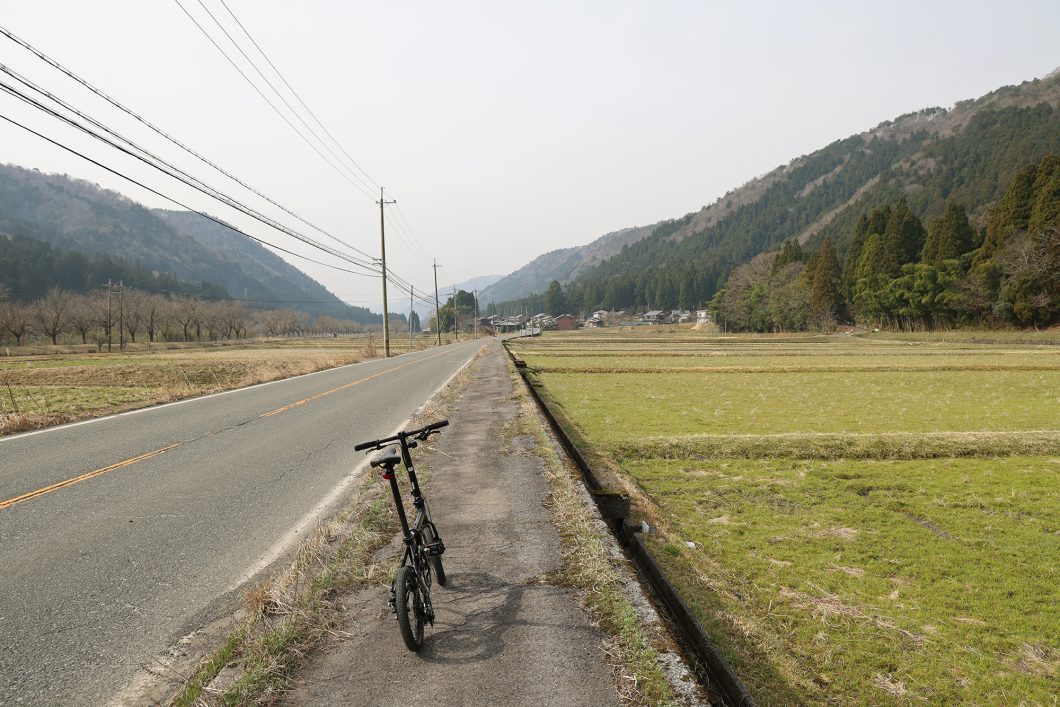 DAHON K9Xでサイクリングする様子