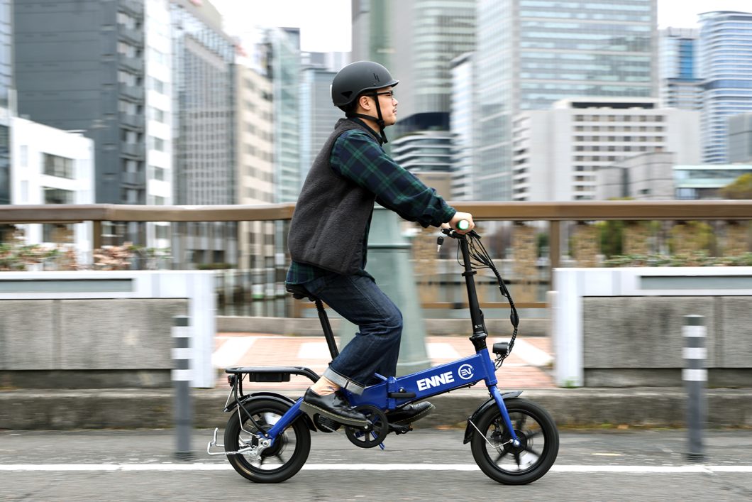 ENNEは特定小型として、スロットル操作のみでの走行が可能