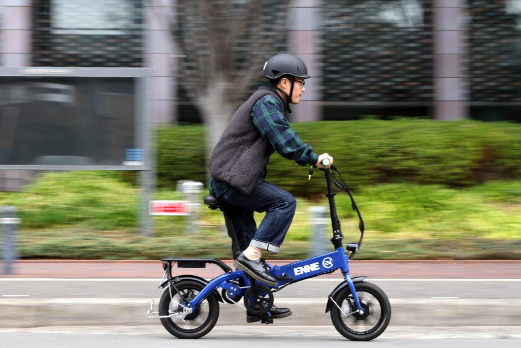 ペダルで発電しながら走行するENNE