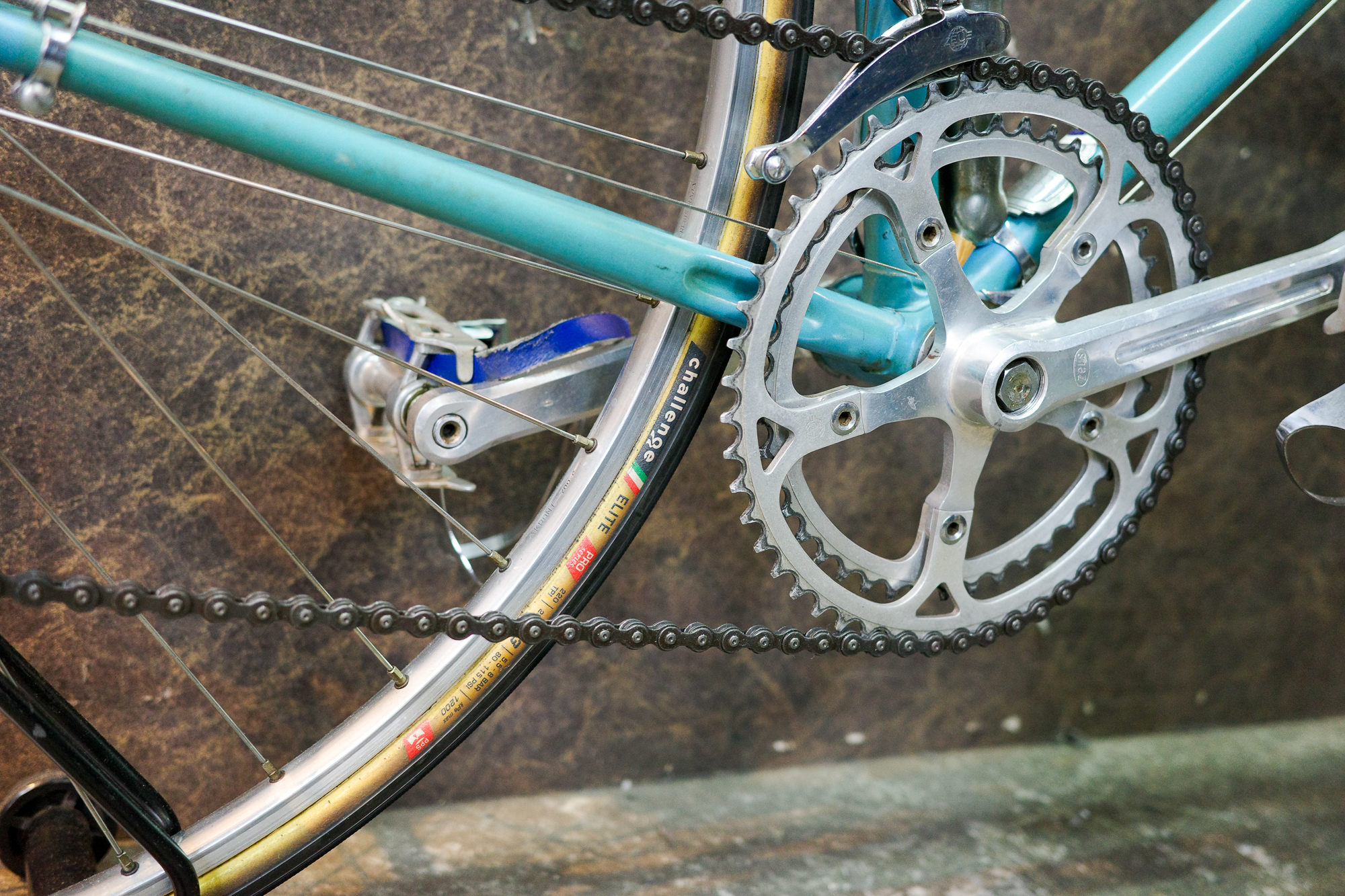 なぜ、ハンドメイドタイヤは選ばれ続けるのか　—歴史が育んだ「しなやかさ」という価値