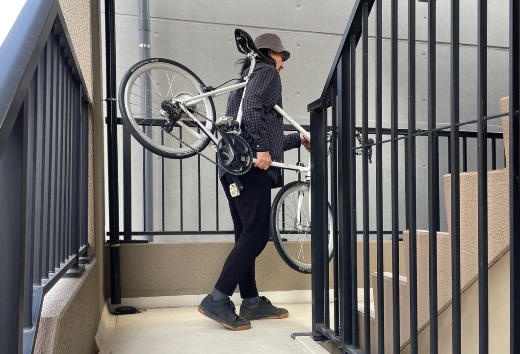 ミニベロを階段で担ぐイメージ