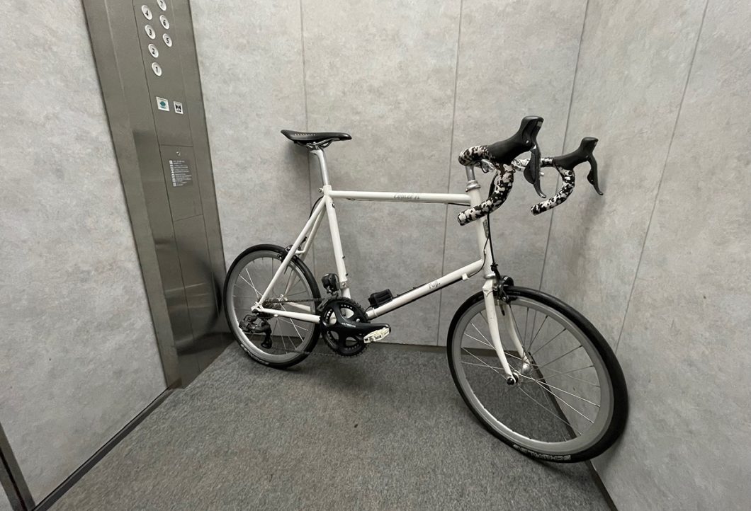 ミニベロをエレベーターで運ぶイメージ
