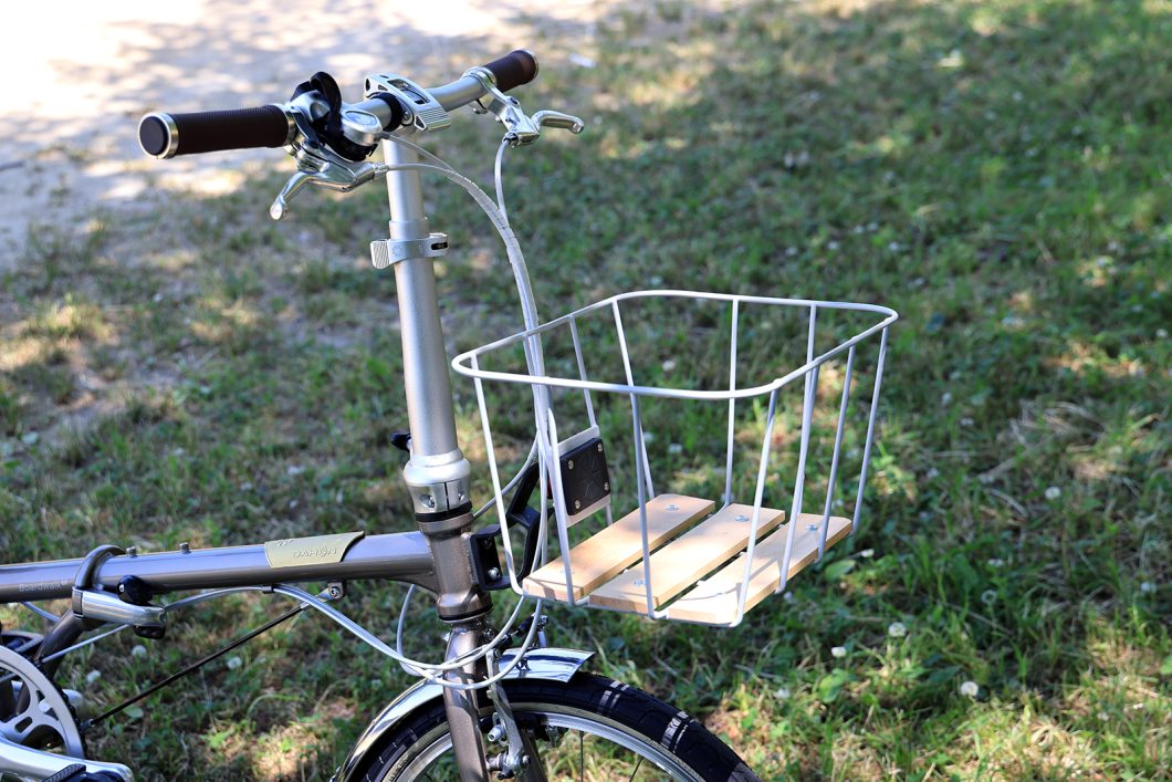 気軽でオシャレな木製プレートのワイヤーバスケット「Timber Touch Basket」が登場　DAHON Boardwalk D7 装着例
