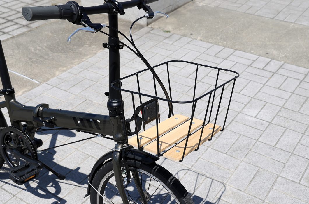気軽でオシャレな木製プレートのワイヤーバスケット「Timber Touch Basket」が登場　DAHON Hit 装着例