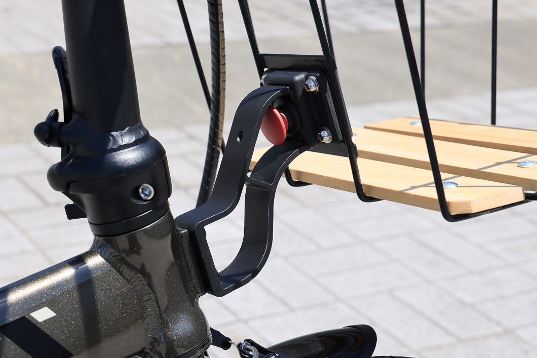 気軽でオシャレな木製プレートのワイヤーバスケット「Timber Touch Basket」が登場　DAHON Hit 装着例
