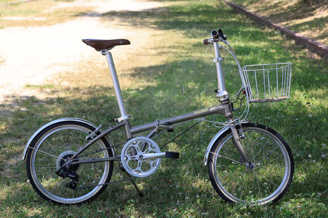 気軽でオシャレな木製プレートのワイヤーバスケット「Timber Touch Basket」が登場　DAHON Boardwalk D7 装着例