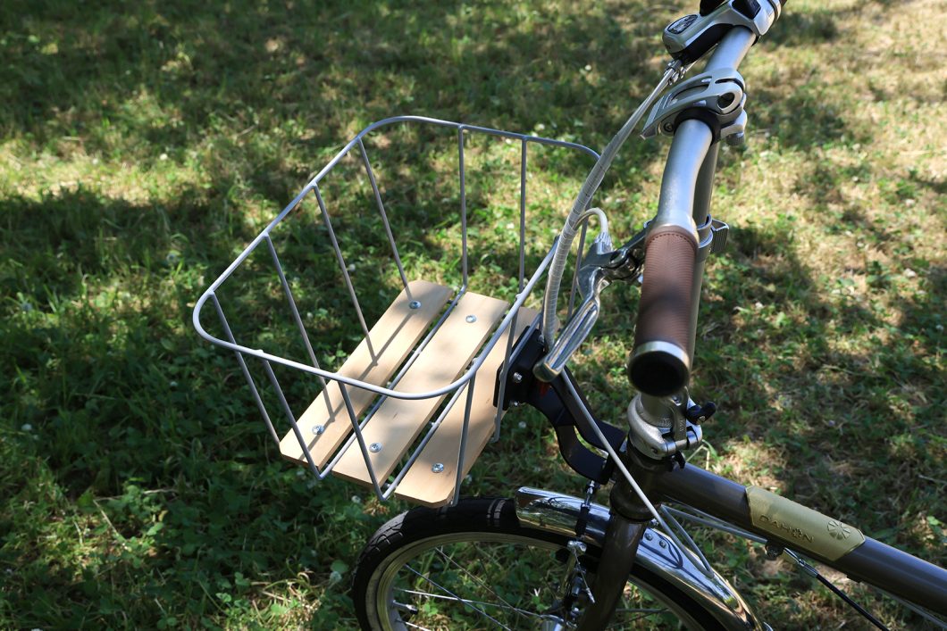 気軽でオシャレな木製プレートのワイヤーバスケット「Timber Touch Basket」が登場　DAHON Boardwalk D7 装着例
