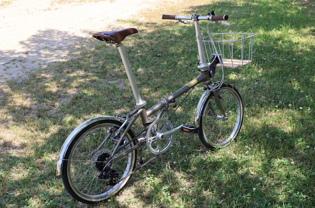 気軽でオシャレな木製プレートのワイヤーバスケット「Timber Touch Basket」が登場　DAHON Boardwalk D7 装着例