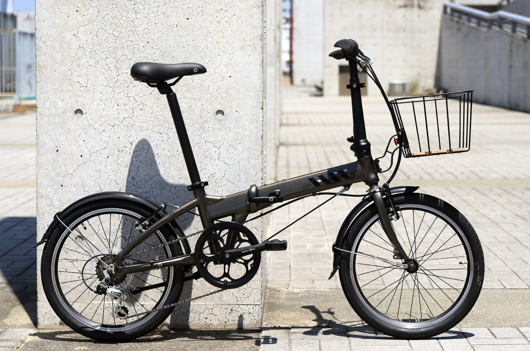 気軽でオシャレな木製プレートのワイヤーバスケット「Timber Touch Basket」が登場　DAHON Hit 装着例