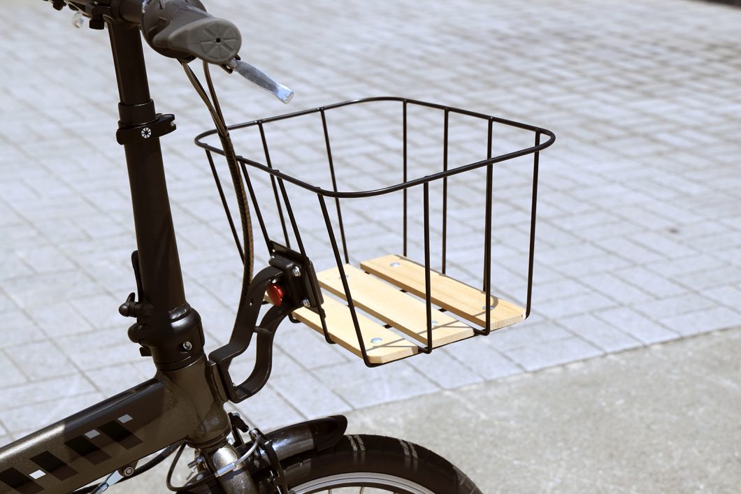 気軽でオシャレな木製プレートのワイヤーバスケット「Timber Touch Basket」が登場　DAHON Hit 装着例