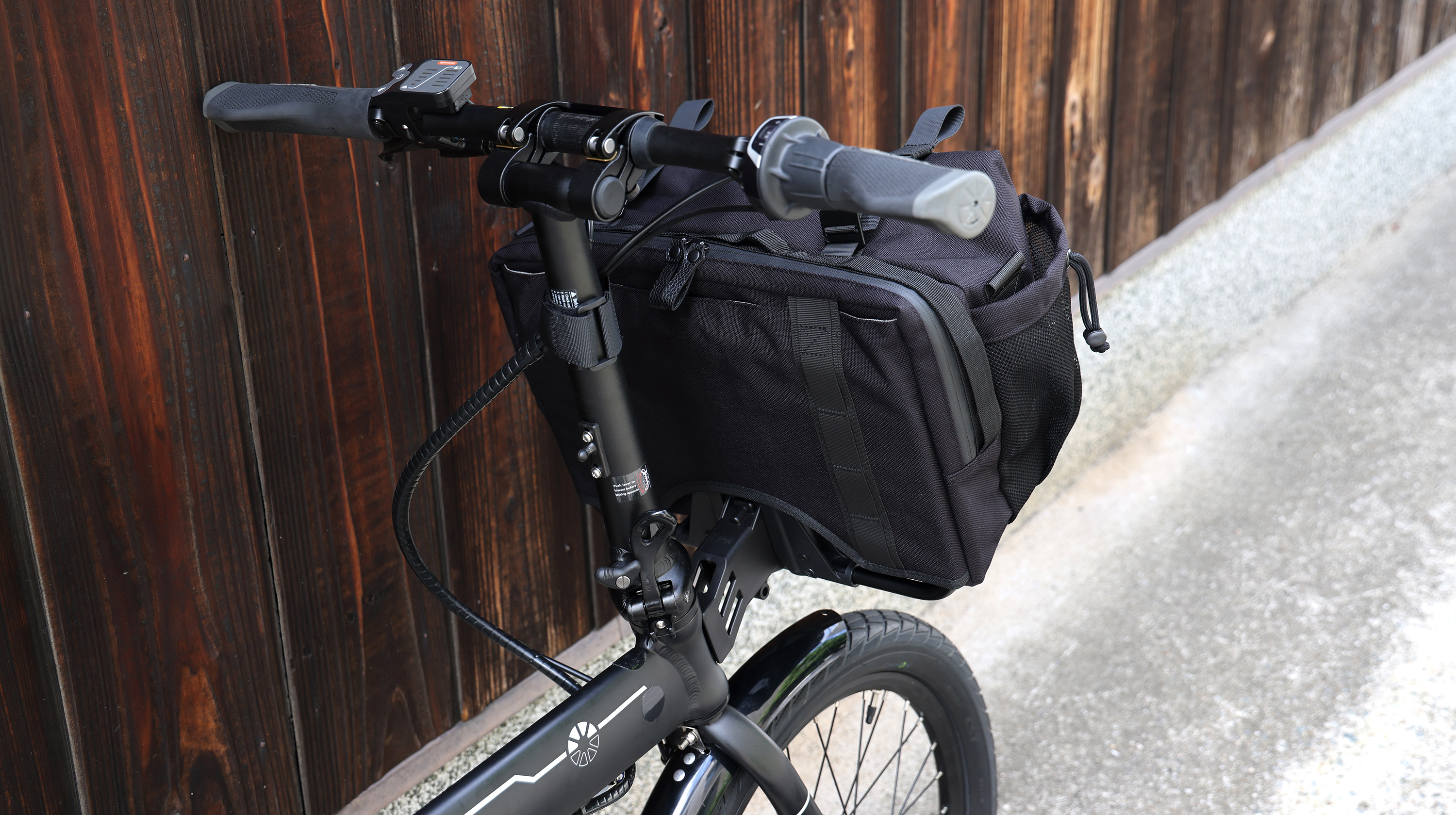 通勤も自転車散歩も快適に。大容量フロントバッグ「Multi Front Bag, 1st. edition」