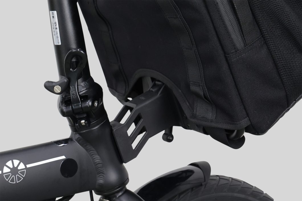 DAHONの大容量フロントバッグ「Multi Front Bag, 1st. edition」　車体とキャリアフレームを接続するBlock Adaptor