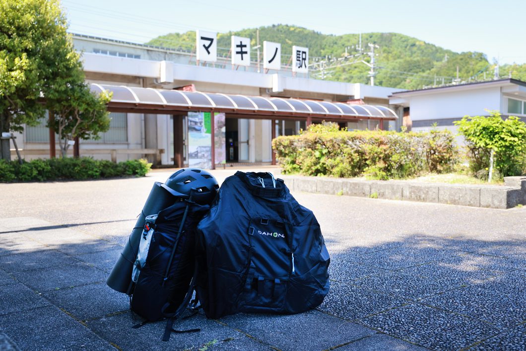 鉄道などで輪行して自転車で行くULキャンプ。今回はポンチョタープから超軽量テントに変えて、実際に比較してみた。