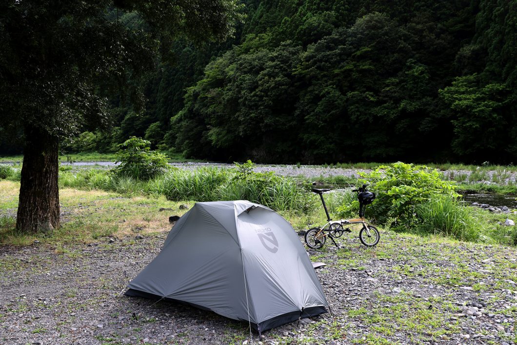 鉄道などで輪行して自転車で行くULキャンプ。今回はポンチョタープから超軽量テントに変えて、実際に比較してみた。