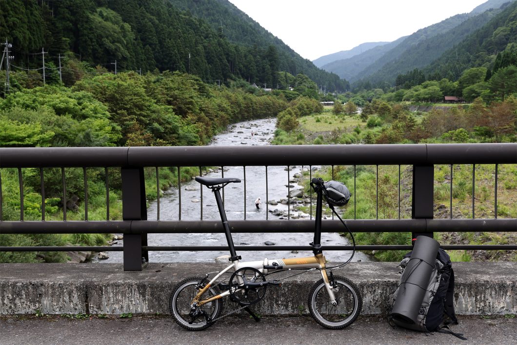 鉄道などで輪行して自転車で行くULキャンプ。今回はポンチョタープから超軽量テントに変えて、実際に比較してみた。