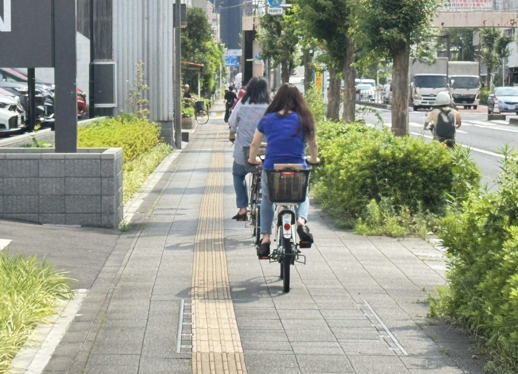 自転車歩道走行イメージ
