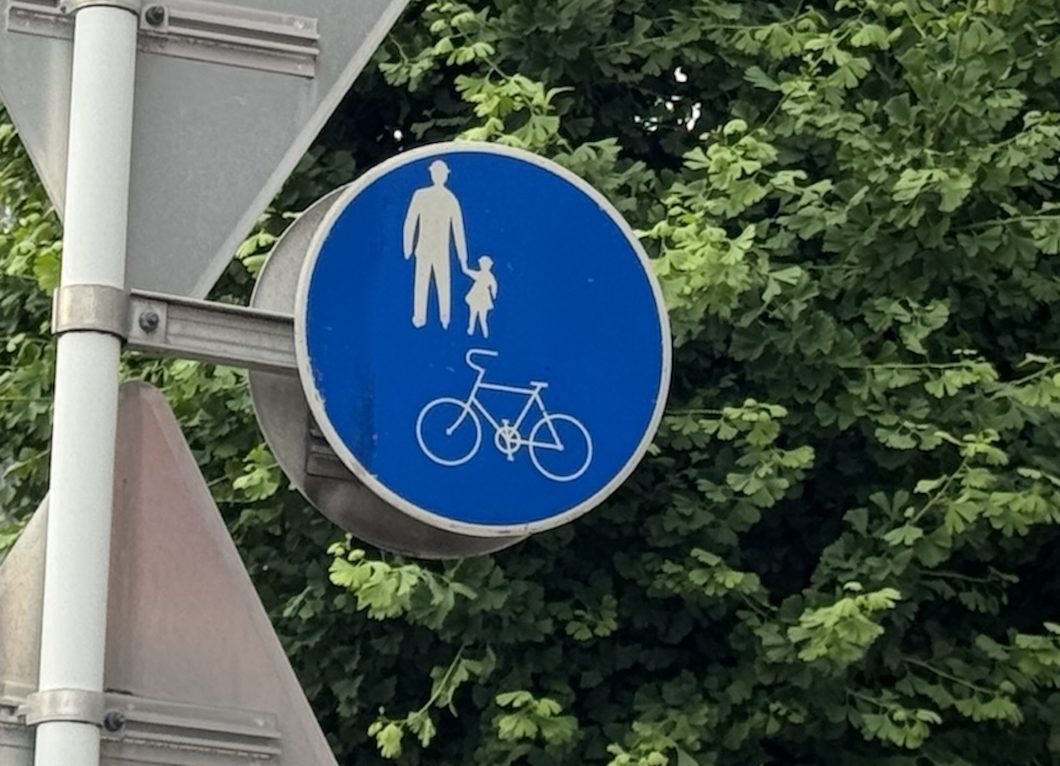 普通自転車歩道通行可の標識イメージ