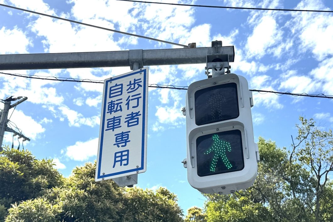 「特定小型原動機付自転車」10の謎ルール。標識イメージ