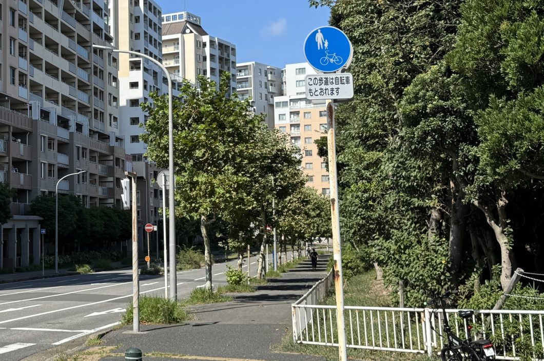 「特定小型原動機付自転車」10の謎ルール。標識イメージ