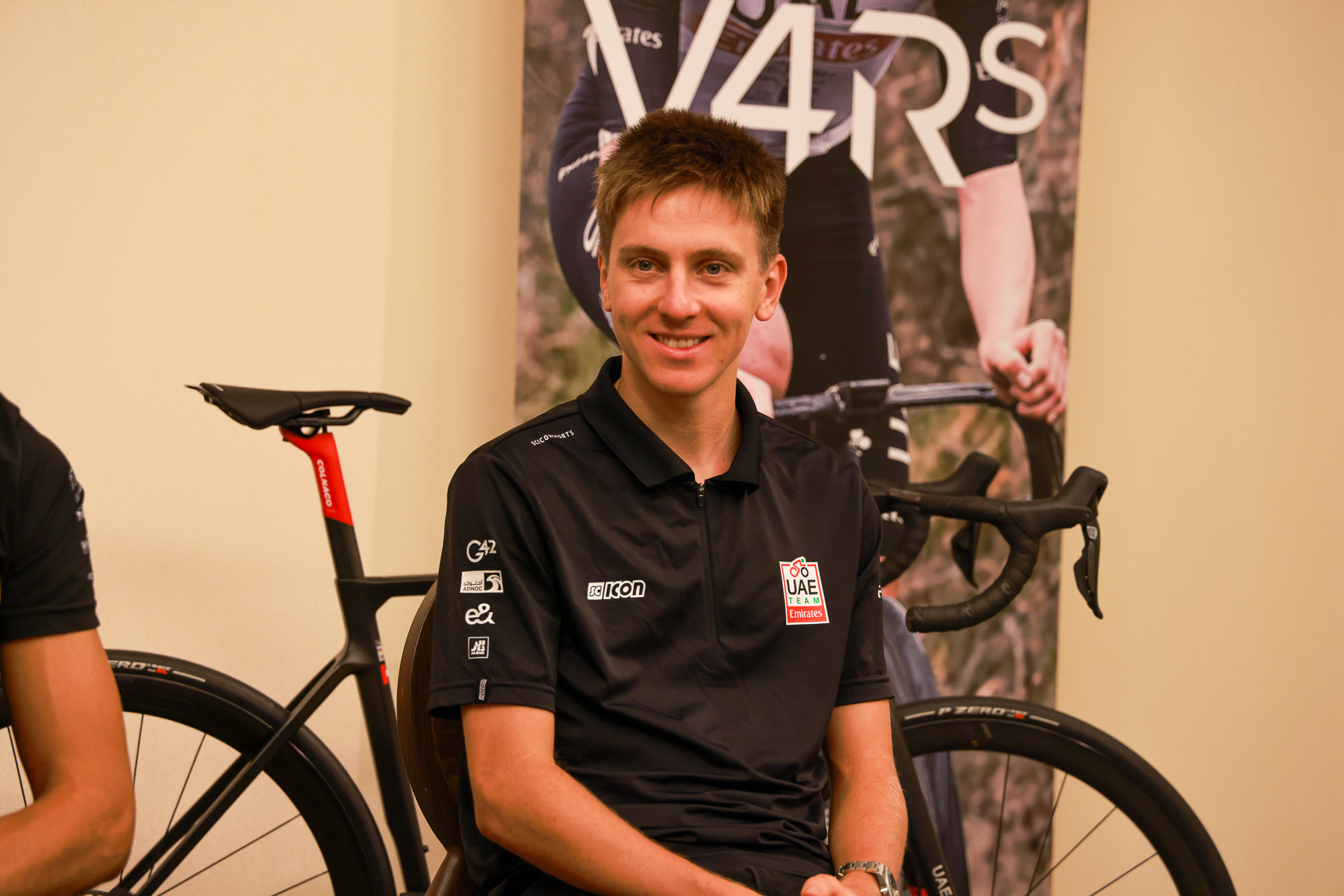 タデイ・ポガチャル選手サイン入り「COLNAGO V4Rs」をチャリティーオークションに出品