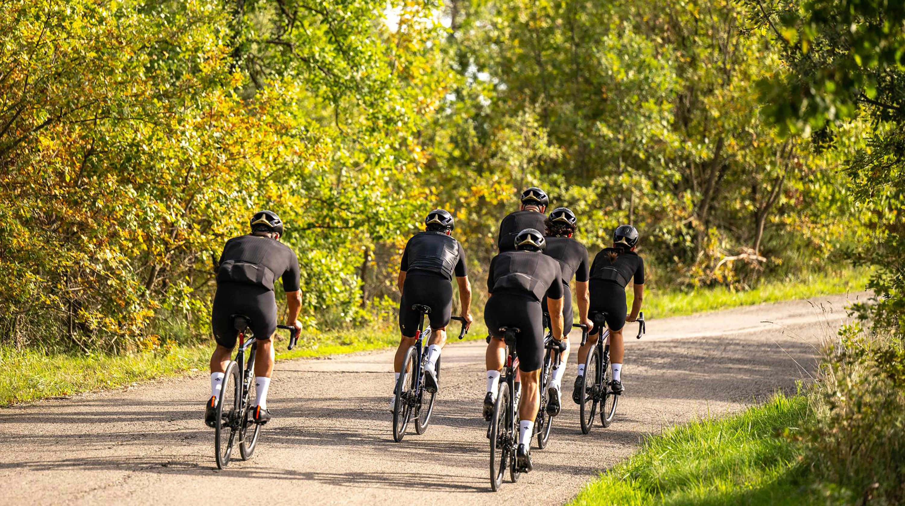 COLNAGOアパレルの取り扱いを開始｜イタリアンブランドの美学を纏う、サイクリングウェア＆アパレル